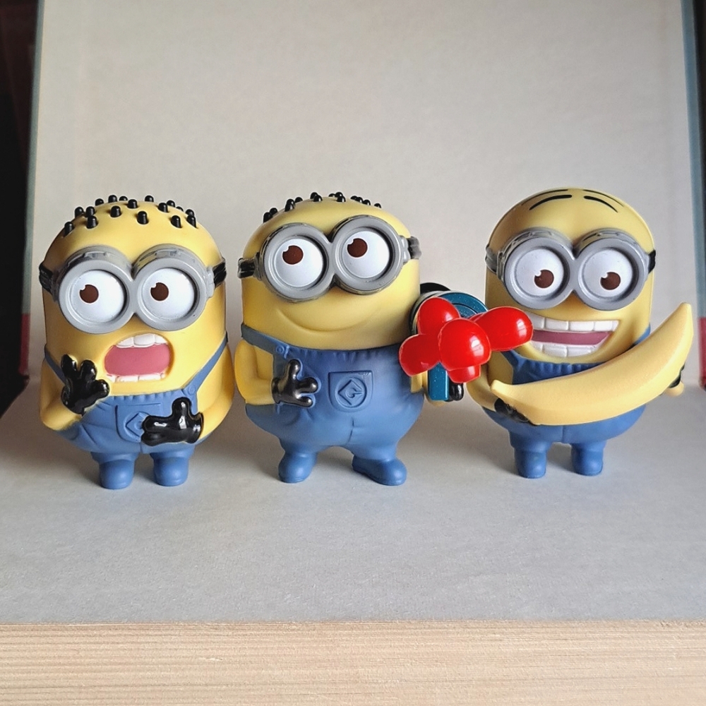2013 Universal Studios Minion Figures McDonald's Toys Banana Minion Cake Topper